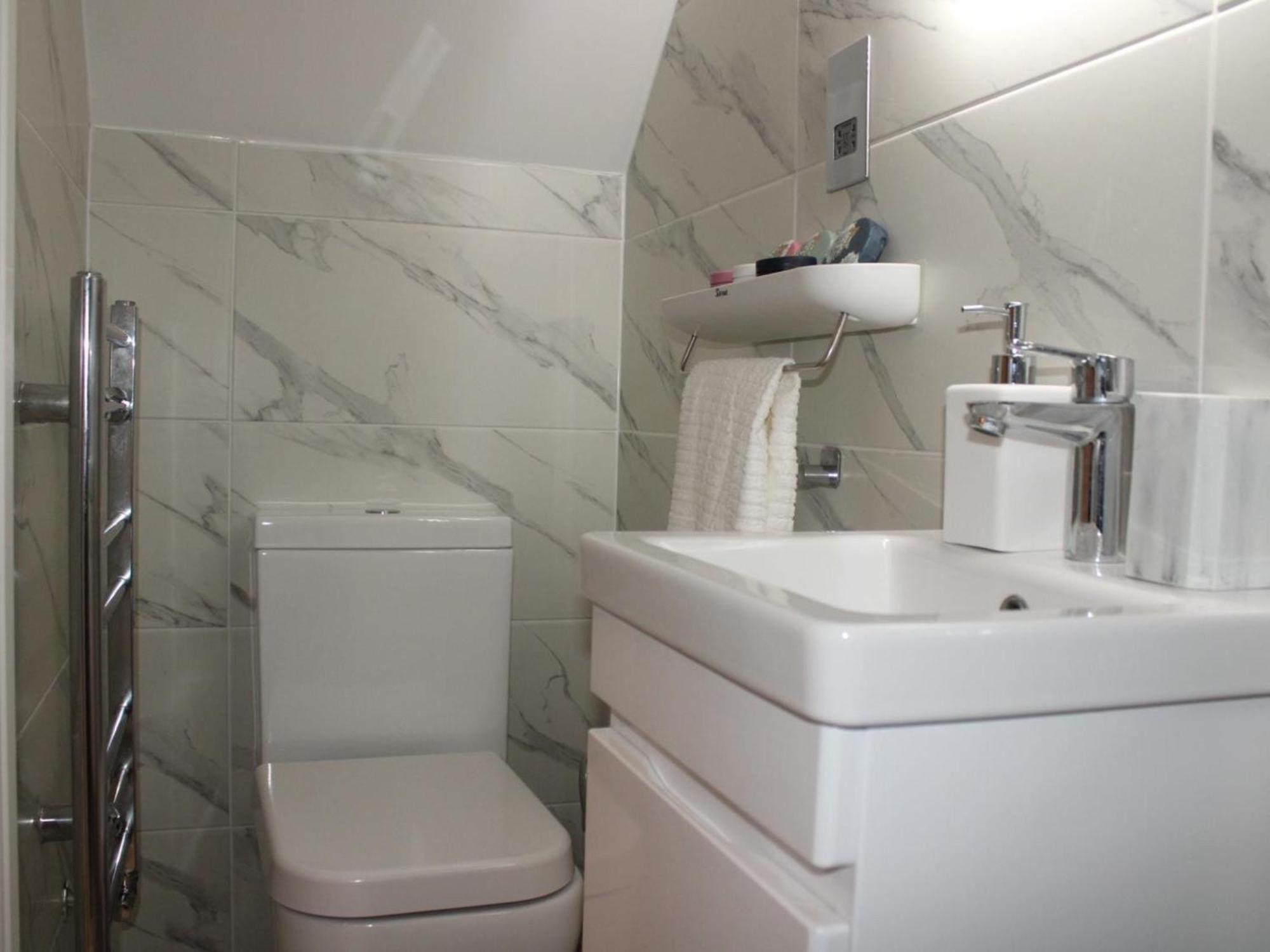 Two Bedroom By Dashh Short Lets & Serviced In Shepherds Bush With Free Wifi London