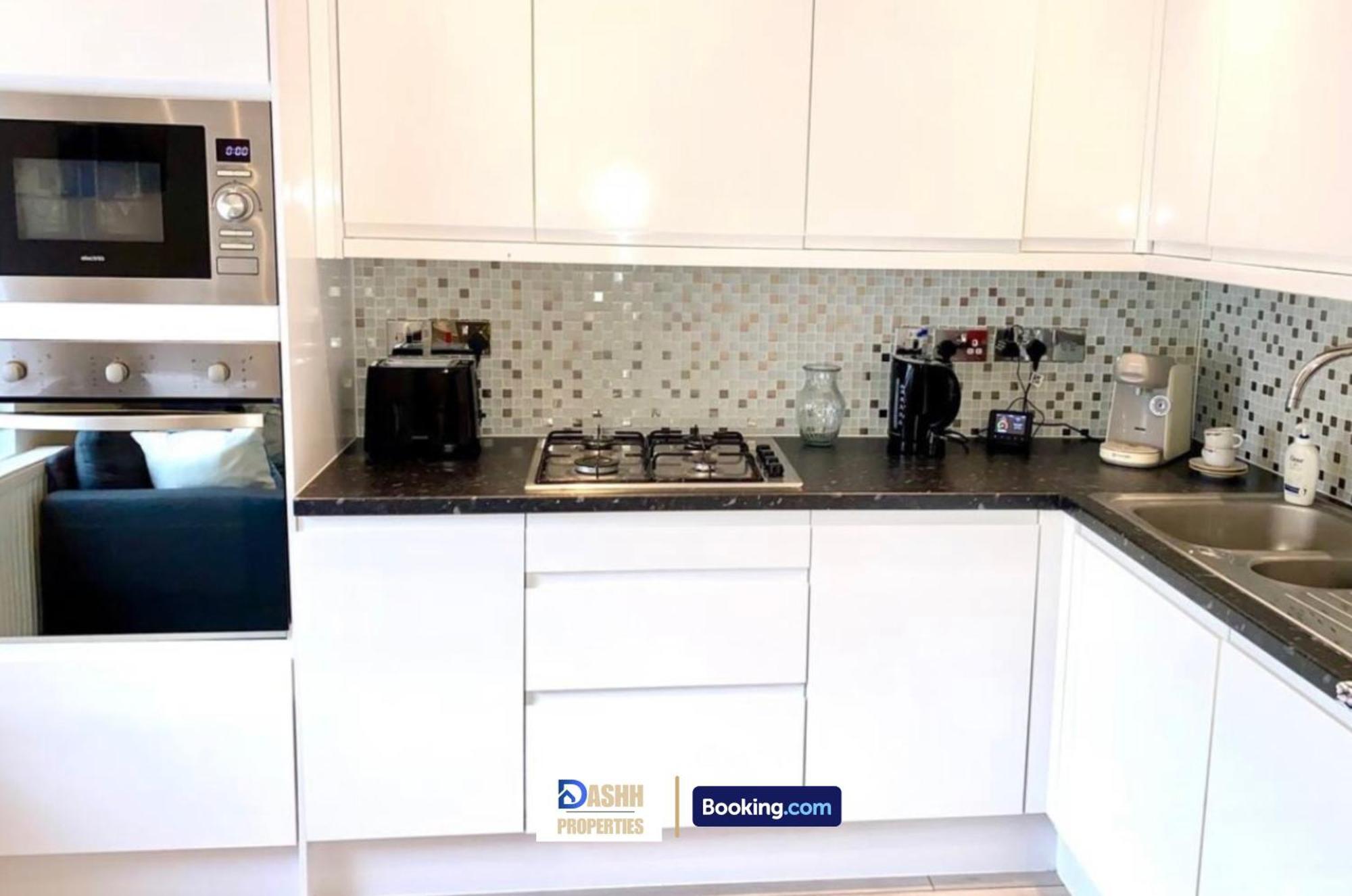 Two Bedroom By Dashh Short Lets & Serviced In Shepherds Bush With Free Wifi Holiday home London